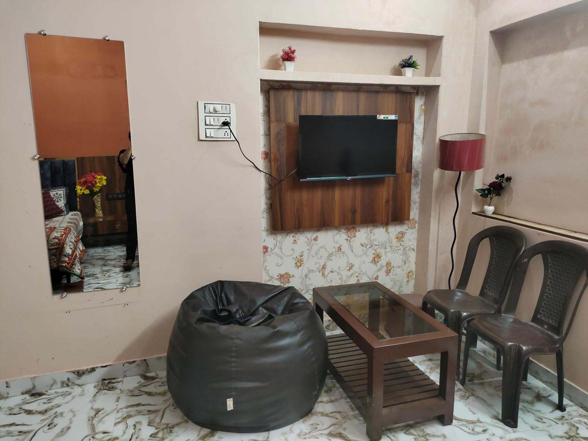 Banarasiya Close To Banaras Railway Station * Varanasi