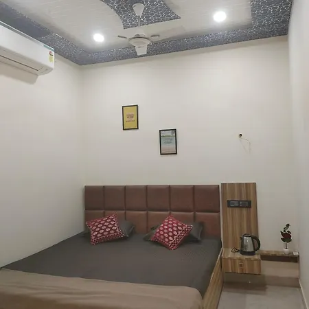 Banarasiya Homestay Close To Banaras Railway Station Varanasi Room photo