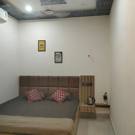 Banarasiya Homestay Close To Banaras Railway Station Varanasi Exterior photo
