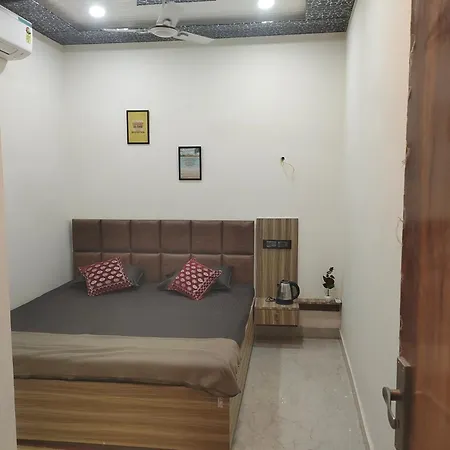 Banarasiya Homestay Close To Banaras Railway Station Varanasi Exterior photo