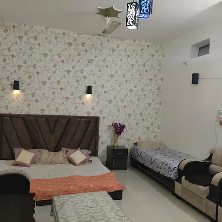 Banarasiya Homestay Close To Banaras Railway Station Varanasi Room photo