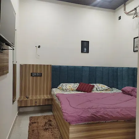 Banarasiya Homestay Close To Banaras Railway Station Varanasi Room photo
