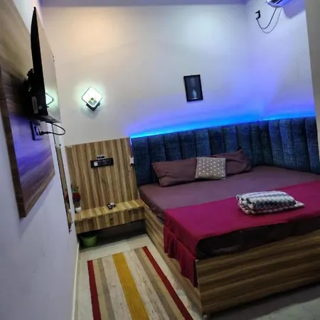 Banarasiya Homestay Close To Banaras Railway Station Varanasi Room photo